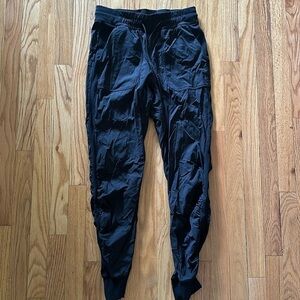 Lululemon 6 black dance pant elastic cuffs, pockets, tie waist great condition